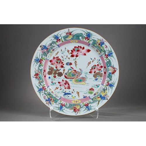 Large dish famille rose porcelain decorated with ducks in the center and eight immortals on the edge